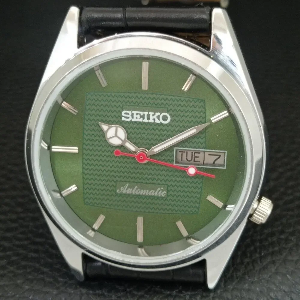 Vintage 1981 Seiko Automatic Mens Silver Watch W/daydate & Silver accents